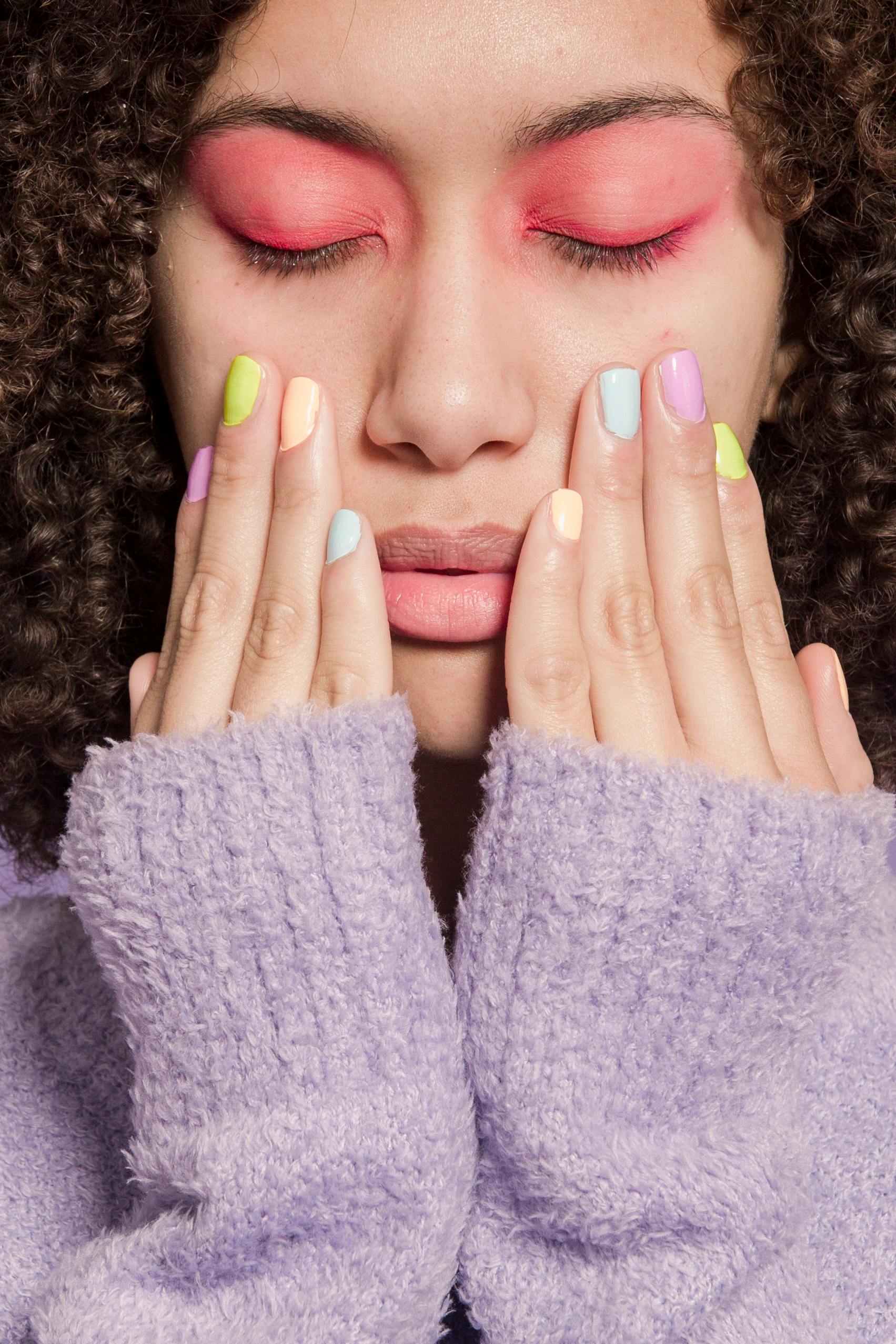 Press-on nailsEyelash Extensions